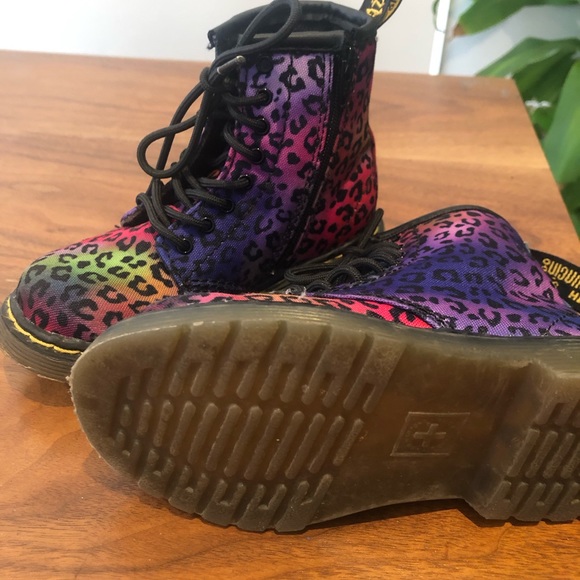 Kids Dr Martens boots with rainbow leopard print - Picture 3 of 4